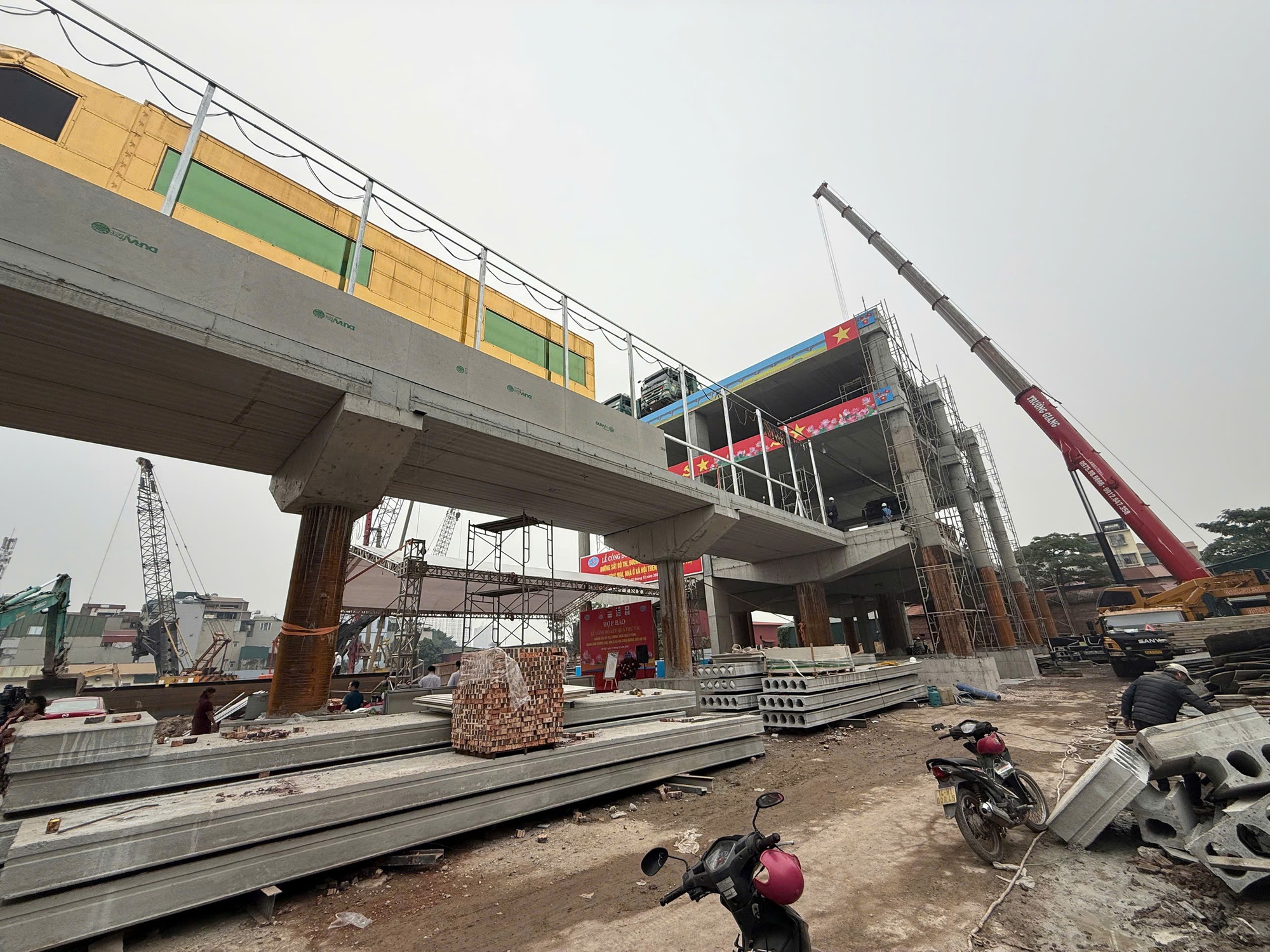 Đại gia "Đường bia" bất ngờ "trình làng" siêu kết cấu đặc biệt nhất thế giới: Dưới là đường sắt tốc độ cao, trên xây nhà ở xã hội giá từ 1 tỷ đồng, đề xuất thí điểm ngay tại metro Hòa Lạc - Văn Cao - Ảnh 1