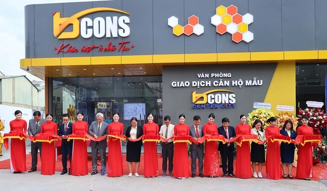 Nhà mẫu Bcons Center City thu hút khách ngay ngày đầu khai trương - Ảnh 1