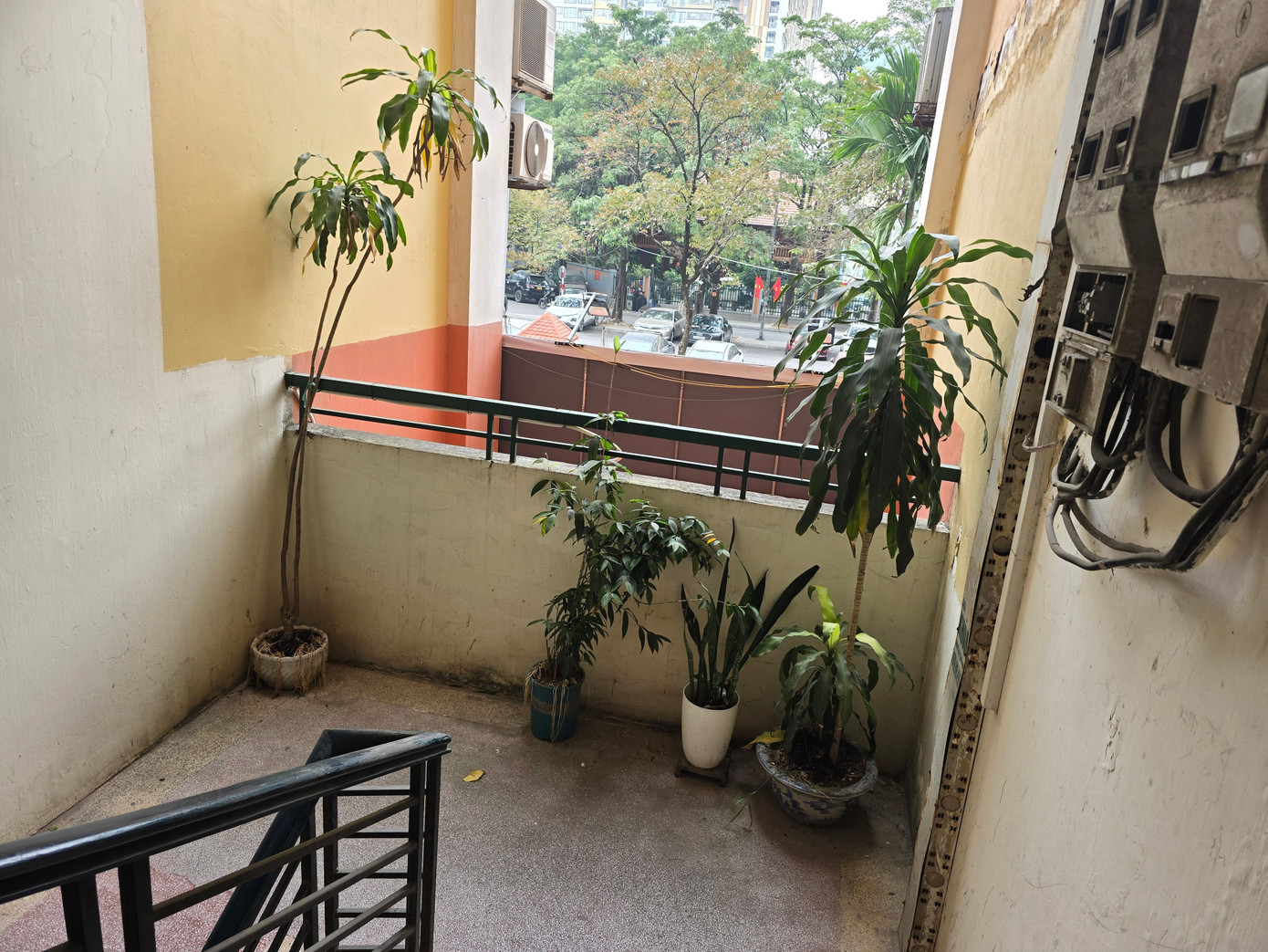 Hà Nội: Cận cảnh hành lang, cầu thang thoát hiểm của chung cư biến thành nhà kho - Ảnh 2