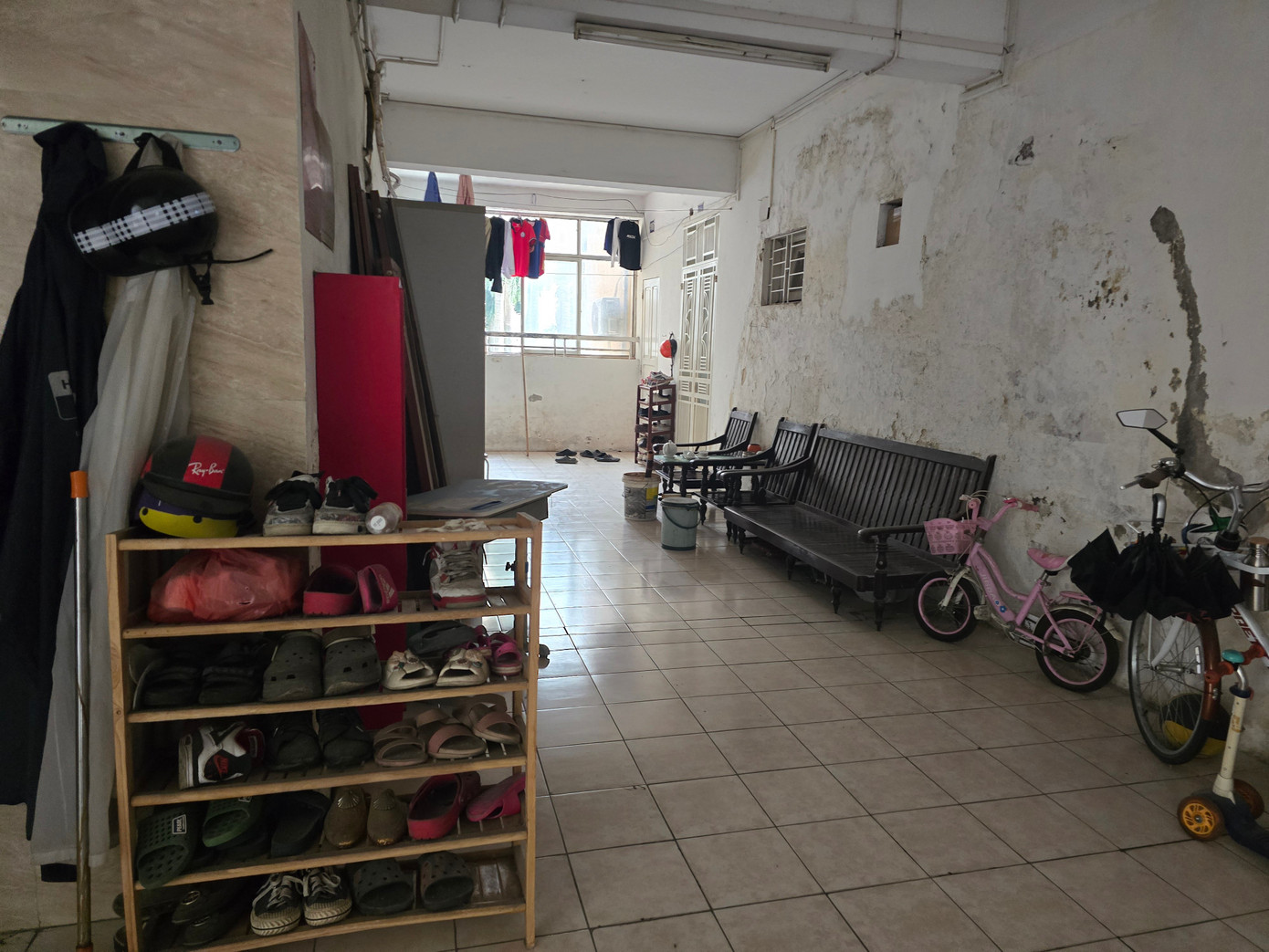 Hà Nội: Cận cảnh hành lang, cầu thang thoát hiểm của chung cư biến thành nhà kho - Ảnh 1