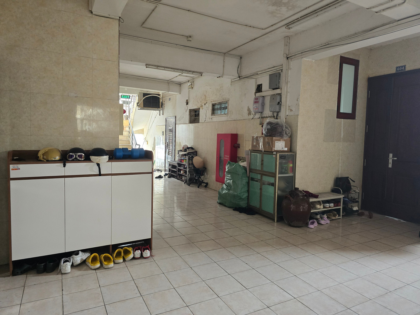 Hà Nội: Cận cảnh hành lang, cầu thang thoát hiểm của chung cư biến thành nhà kho - Ảnh 7