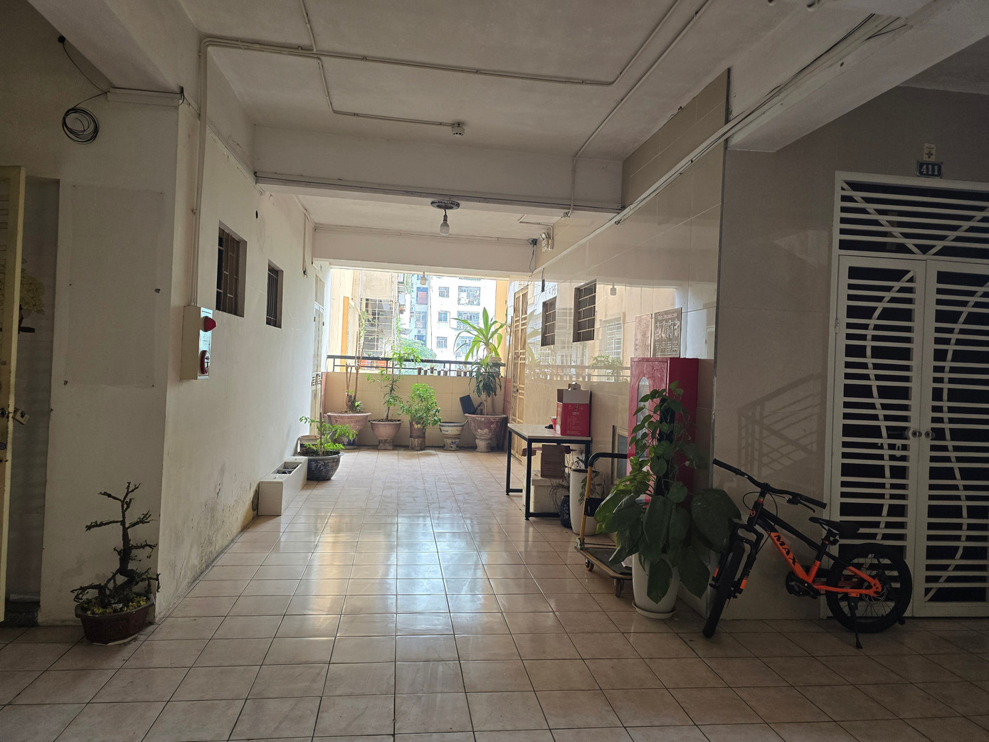 Hà Nội: Cận cảnh hành lang, cầu thang thoát hiểm của chung cư biến thành nhà kho - Ảnh 8