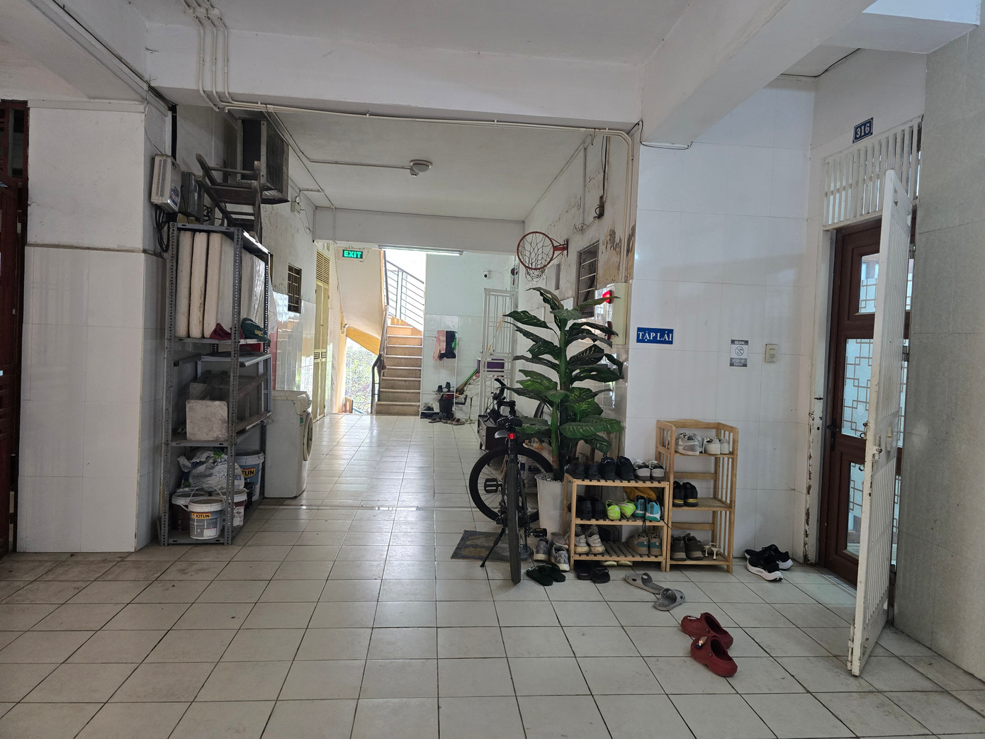 Hà Nội: Cận cảnh hành lang, cầu thang thoát hiểm của chung cư biến thành nhà kho - Ảnh 14