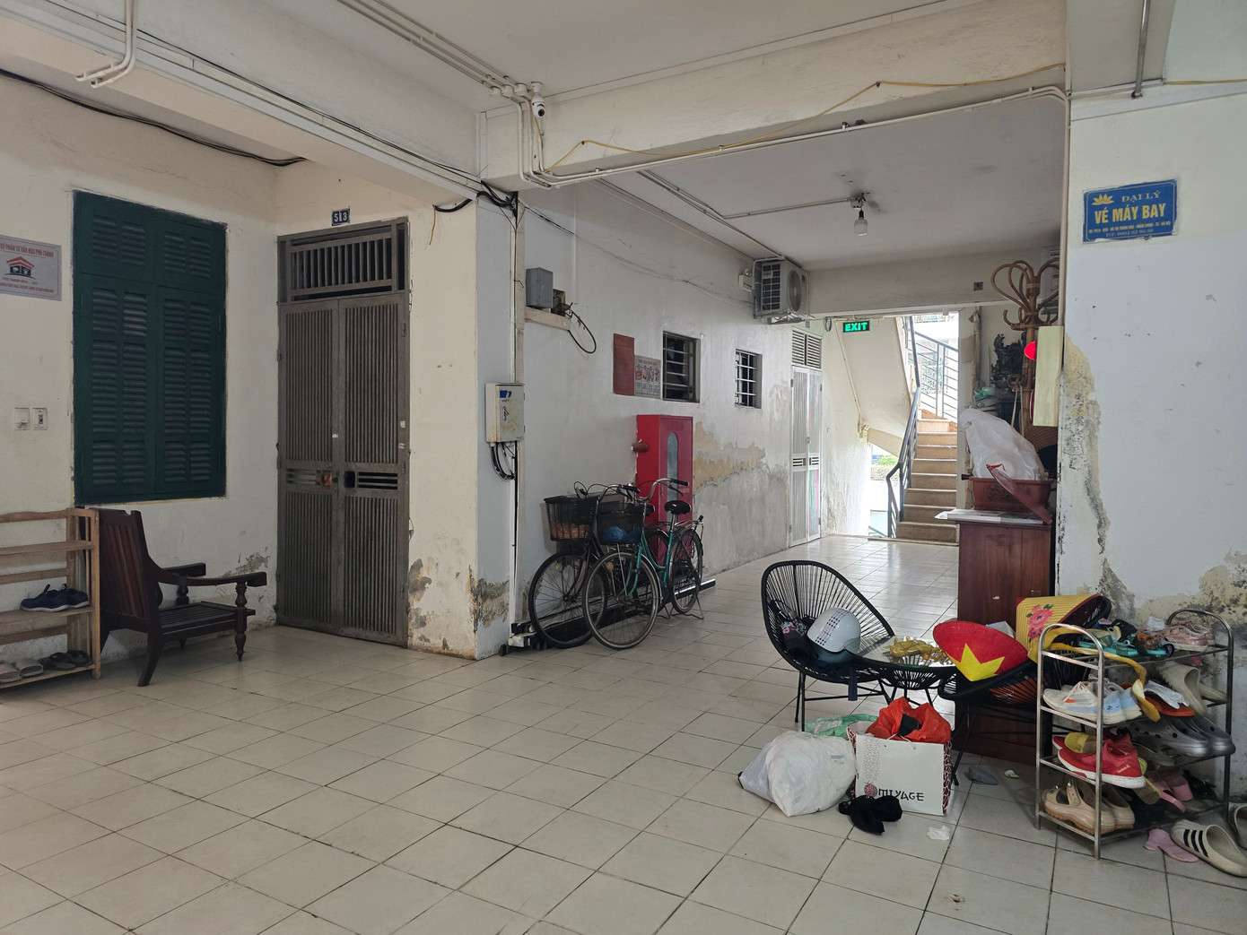 Hà Nội: Cận cảnh hành lang, cầu thang thoát hiểm của chung cư biến thành nhà kho - Ảnh 16