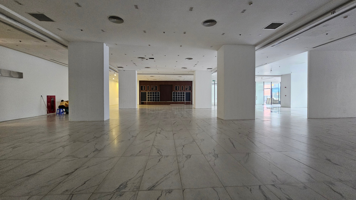 Cảnh cuối năm trung tâm thương mại Hà Nội nhiều nơi 'cửa đóng then cài' - Ảnh 6