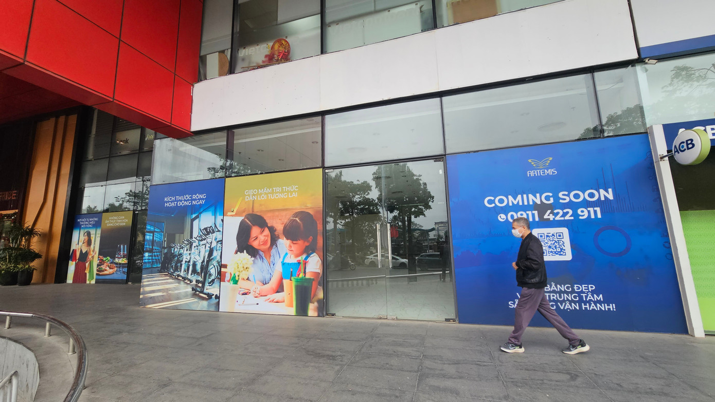 Cảnh cuối năm trung tâm thương mại Hà Nội nhiều nơi 'cửa đóng then cài' - Ảnh 2