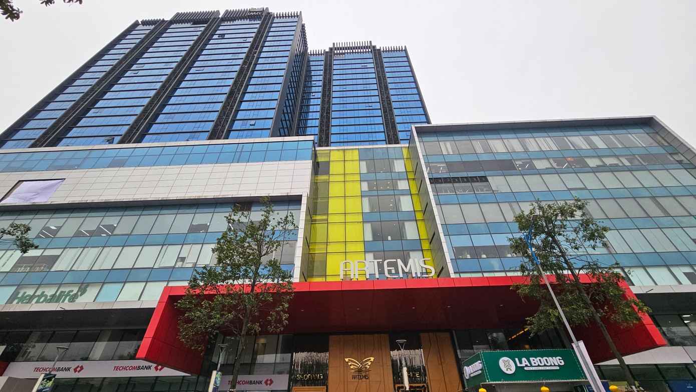 Cảnh cuối năm trung tâm thương mại Hà Nội nhiều nơi 'cửa đóng then cài' - Ảnh 1