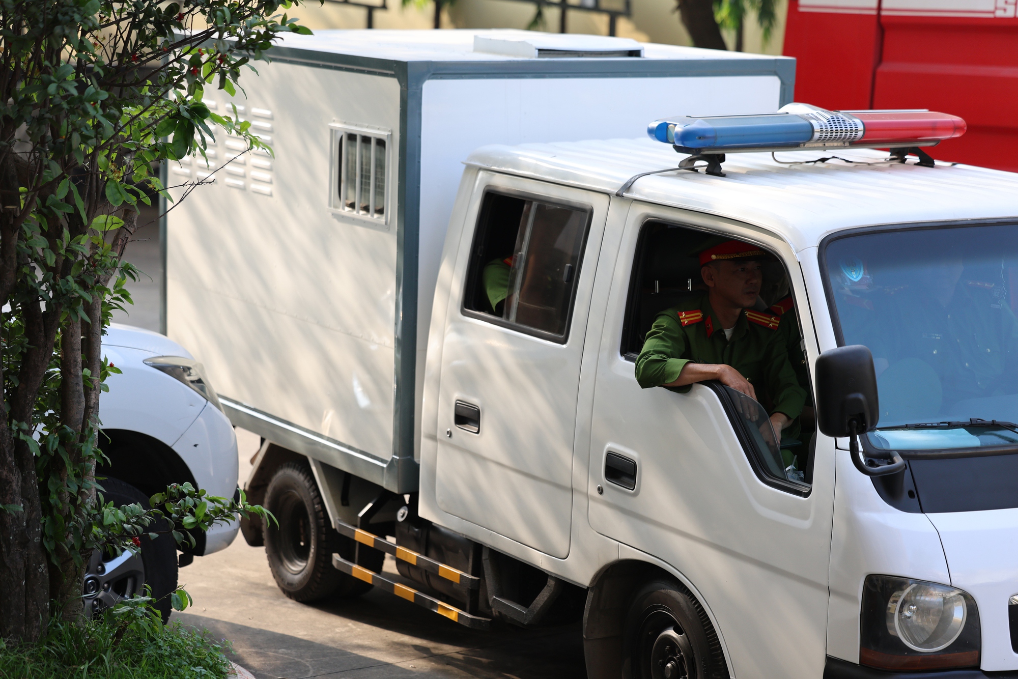 Vụ án liên quan Nguyễn Phương Hằng: Hình ảnh dẫn giải chủ kênh YouTube Lan Đinh sáng nay - Ảnh 3