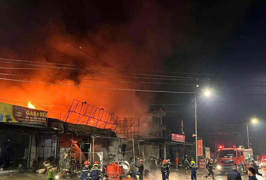 Cháy lớn thiêu rụi 2 căn nhà kinh doanh điện máy, điện lạnh ở Phú Thọ - Ảnh 1