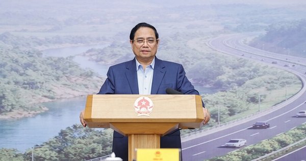 Thủ tướng: Không để xảy ra tình trạng “1 km đường cao tốc nhưng có tới hàng chục nhà thầu cùng làm”