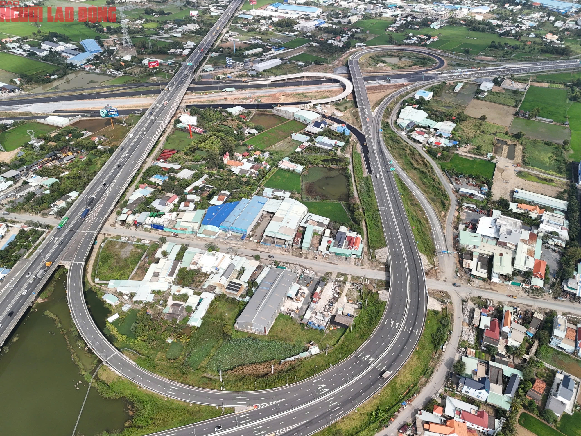 Hình hài “siêu nút giao” tại 3 tuyến cao tốc trọng điểm phía Nam - Ảnh 6