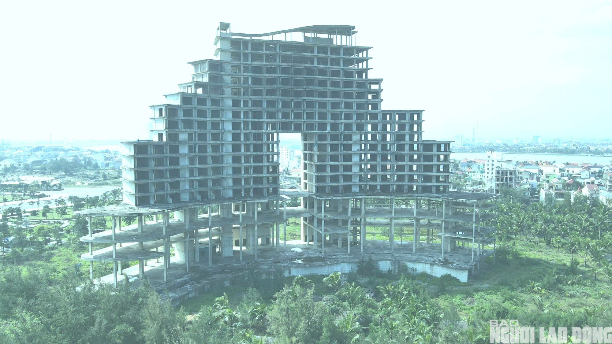 Cận cảnh 2 khách sạn 5 sao dang dở trên đất vàng ven biển Đồng Hới - Ảnh 1