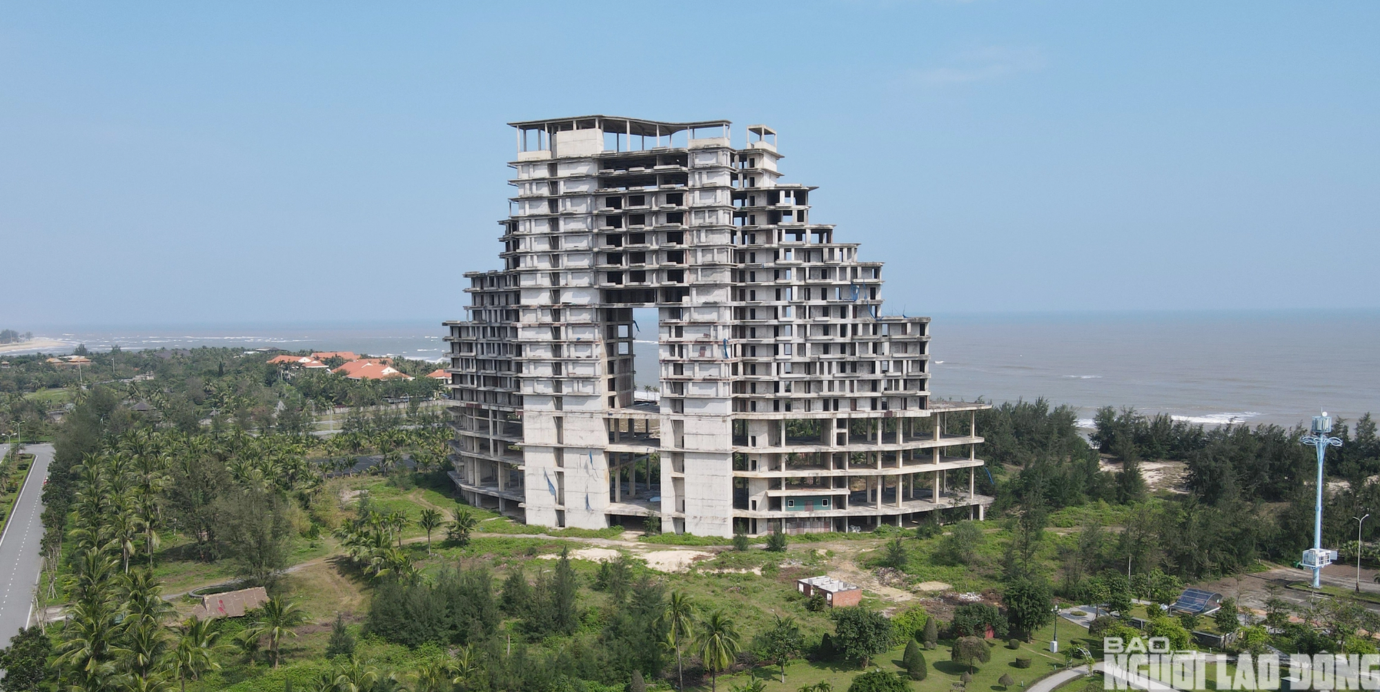 Cận cảnh 2 khách sạn 5 sao dang dở trên đất vàng ven biển Đồng Hới - Ảnh 2