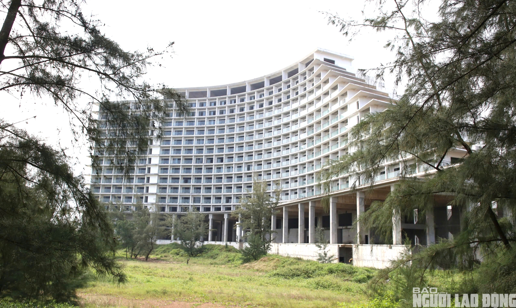 Cận cảnh 2 khách sạn 5 sao dang dở trên đất vàng ven biển Đồng Hới - Ảnh 6