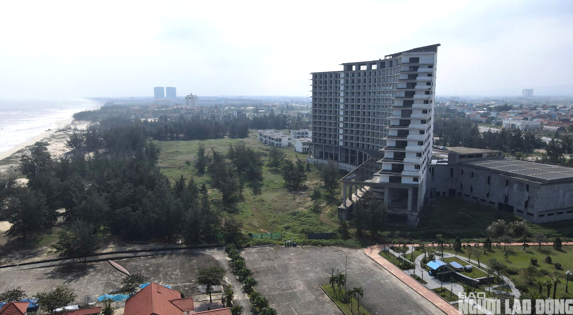 Cận cảnh 2 khách sạn 5 sao dang dở trên đất vàng ven biển Đồng Hới - Ảnh 10