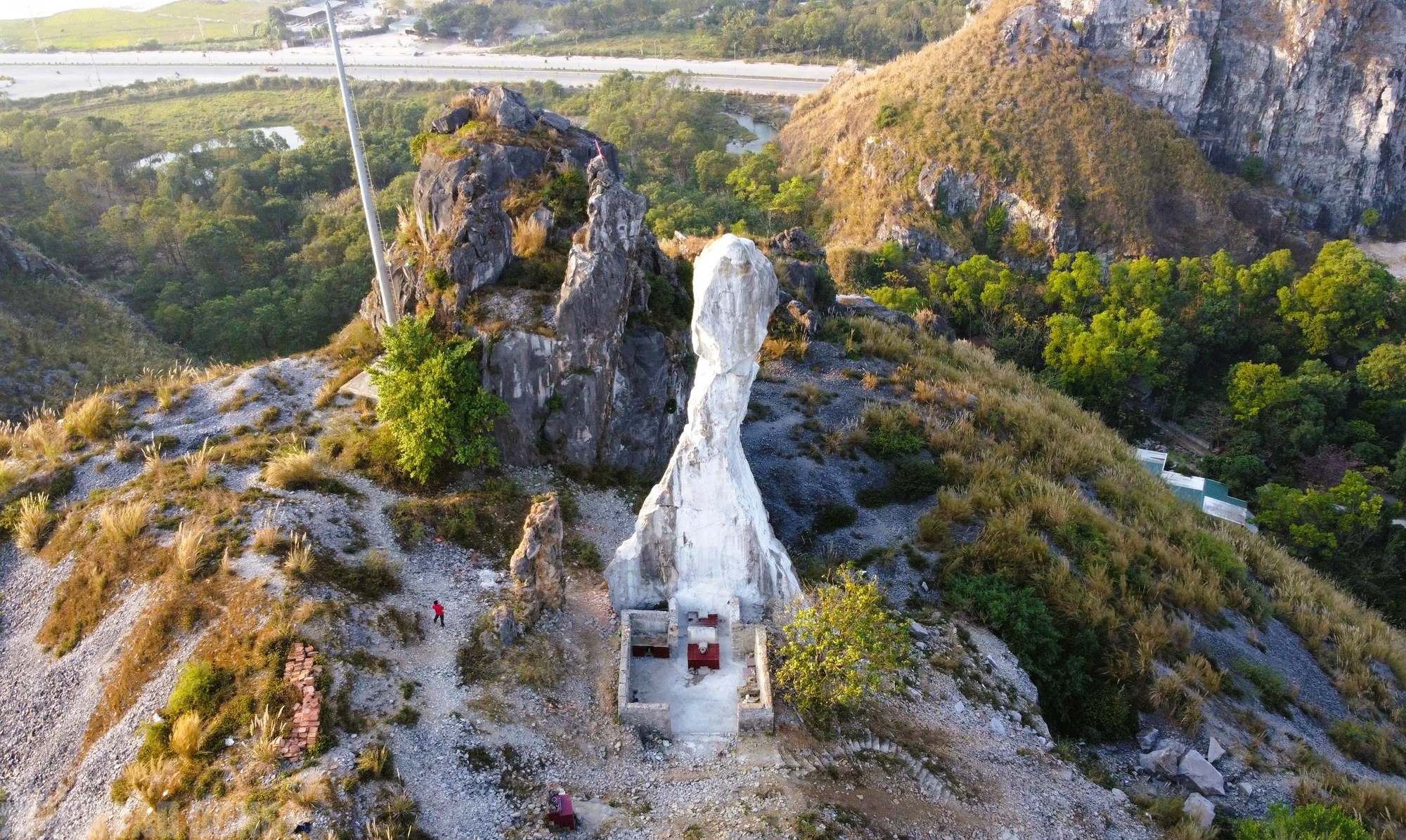 Chủ đầu tư nói về số tiền 17 tỉ đồng gia cố Hòn Vọng Phu - Ảnh 1