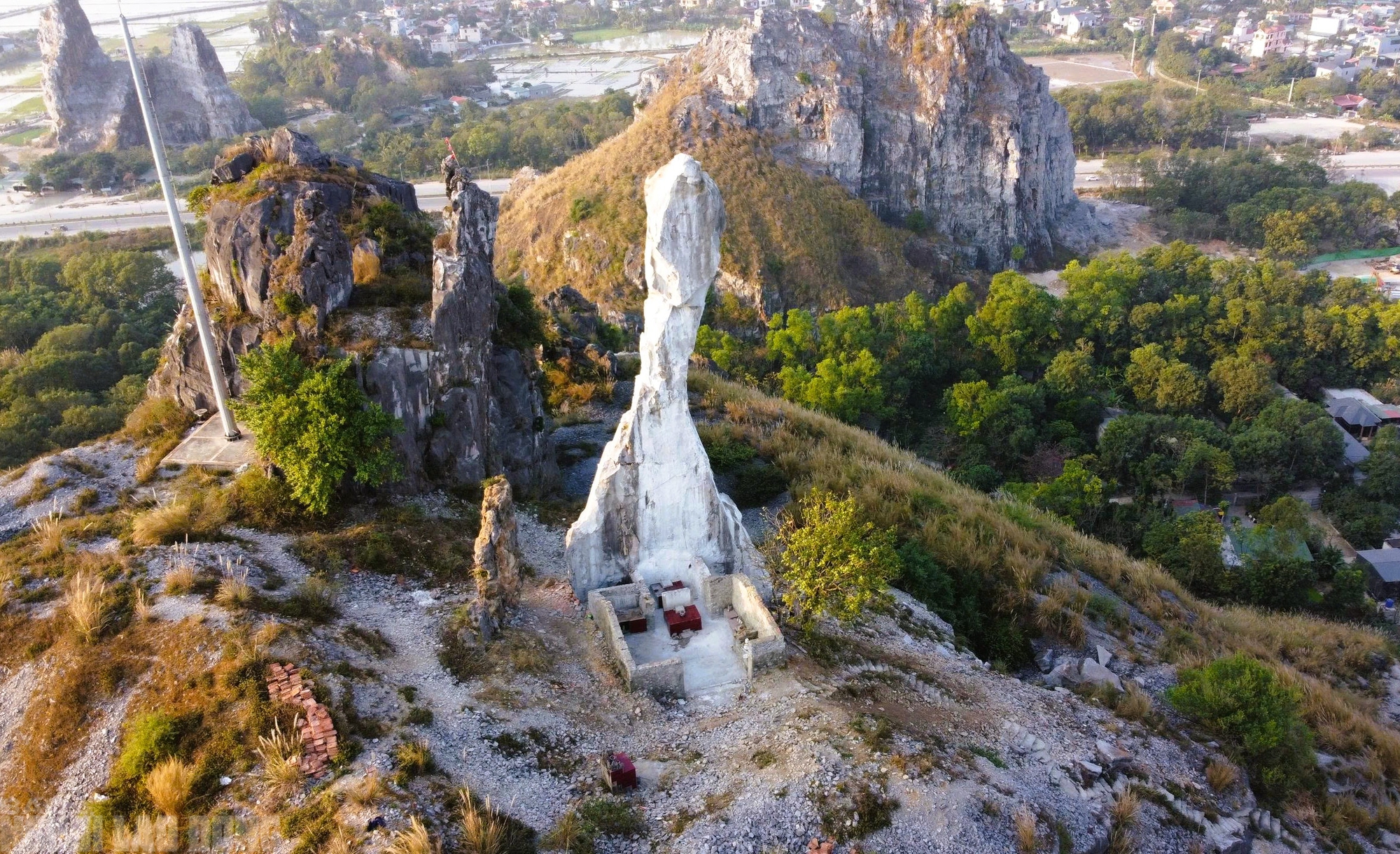 Chủ đầu tư nói về số tiền 17 tỉ đồng gia cố Hòn Vọng Phu - Ảnh 3