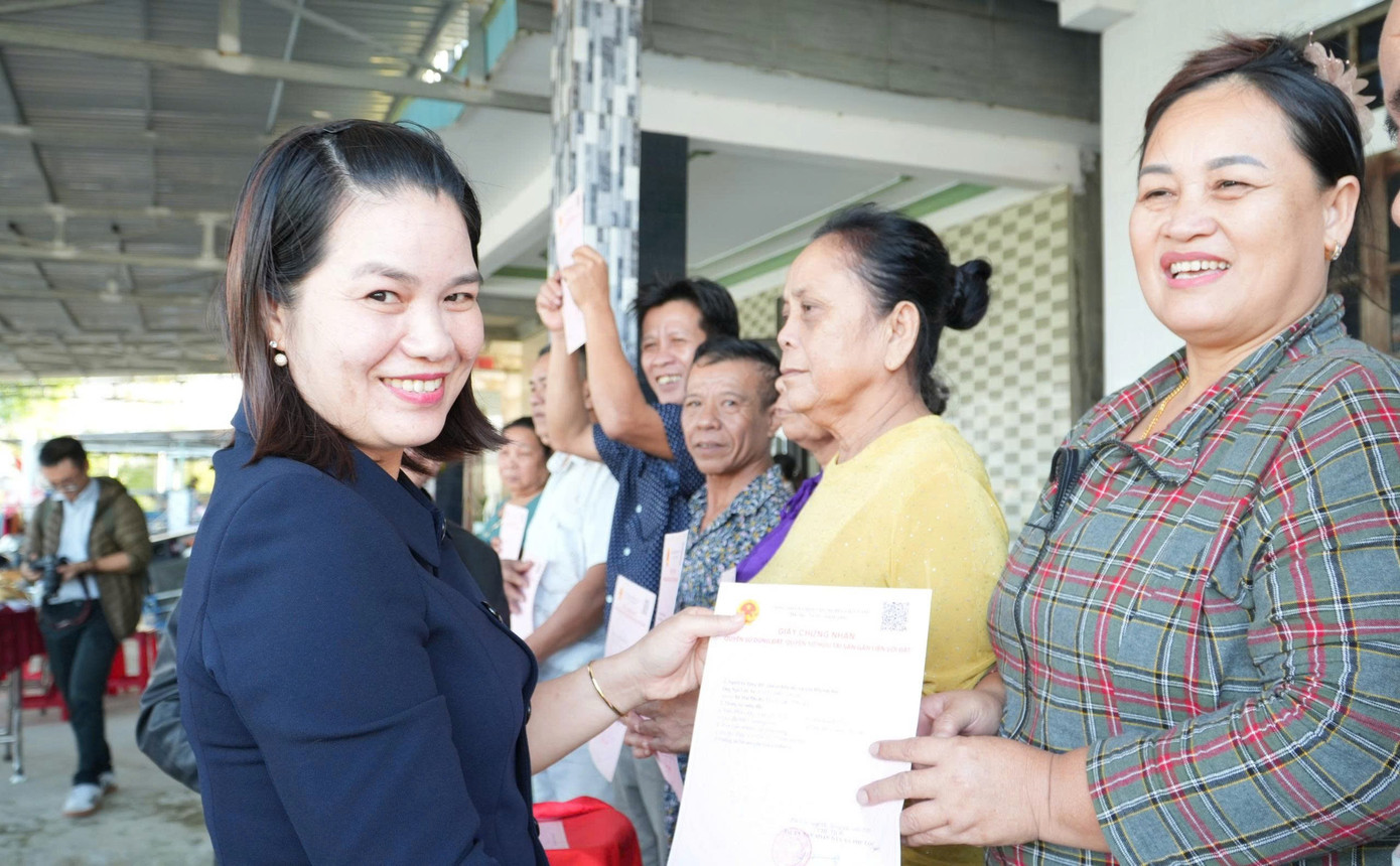 Xã cùng lúc cấp hàng loạt ‘sổ đỏ’ cho dân sau gần 20 năm chờ đợi - Ảnh 5
