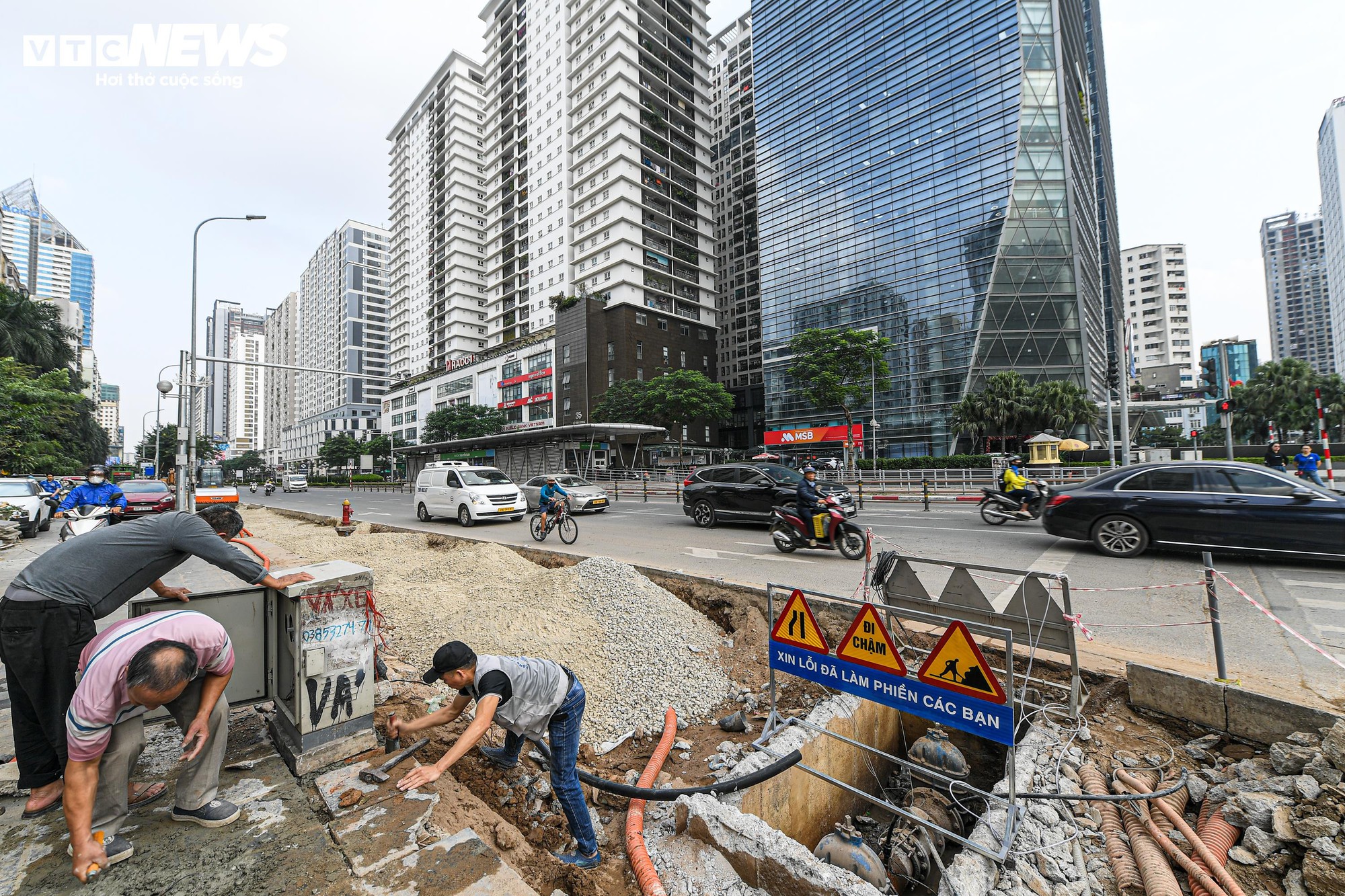 Sau gần 1 tháng xén vỉa hè, 'điểm đen' ùn tắc Lê Văn Lương thay đổi ra sao? - Ảnh 3