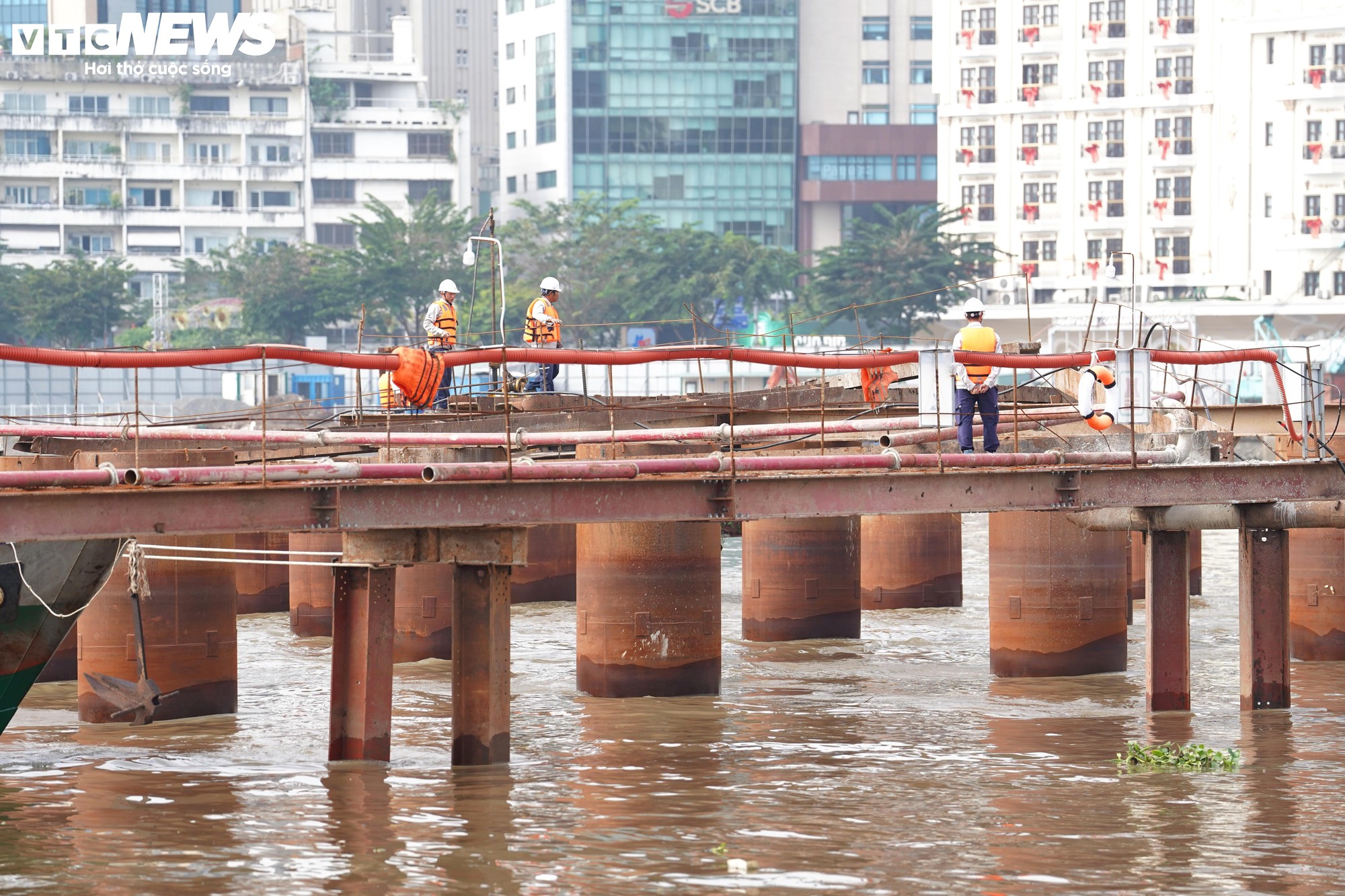 Cầu đi bộ nghìn tỷ qua sông Sài Gòn dần lộ diện sau 9 tháng thi công - Ảnh 4