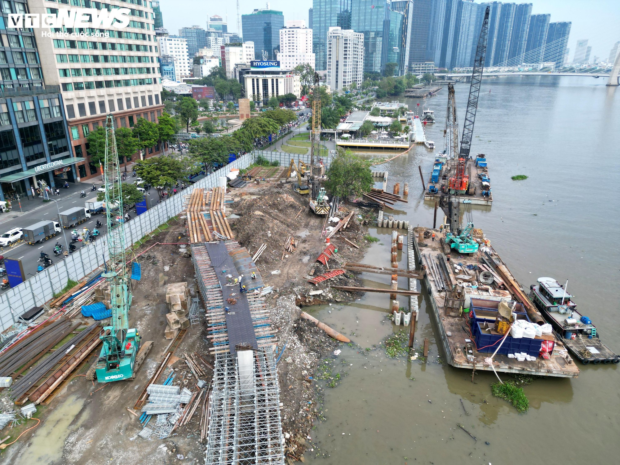 Cầu đi bộ nghìn tỷ qua sông Sài Gòn dần lộ diện sau 9 tháng thi công - Ảnh 3