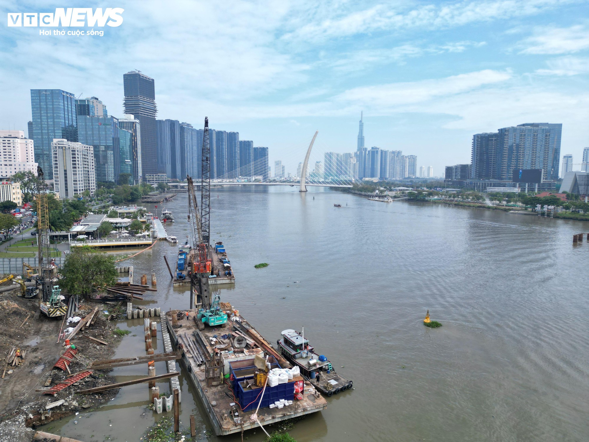 Cầu đi bộ nghìn tỷ qua sông Sài Gòn dần lộ diện sau 9 tháng thi công - Ảnh 7