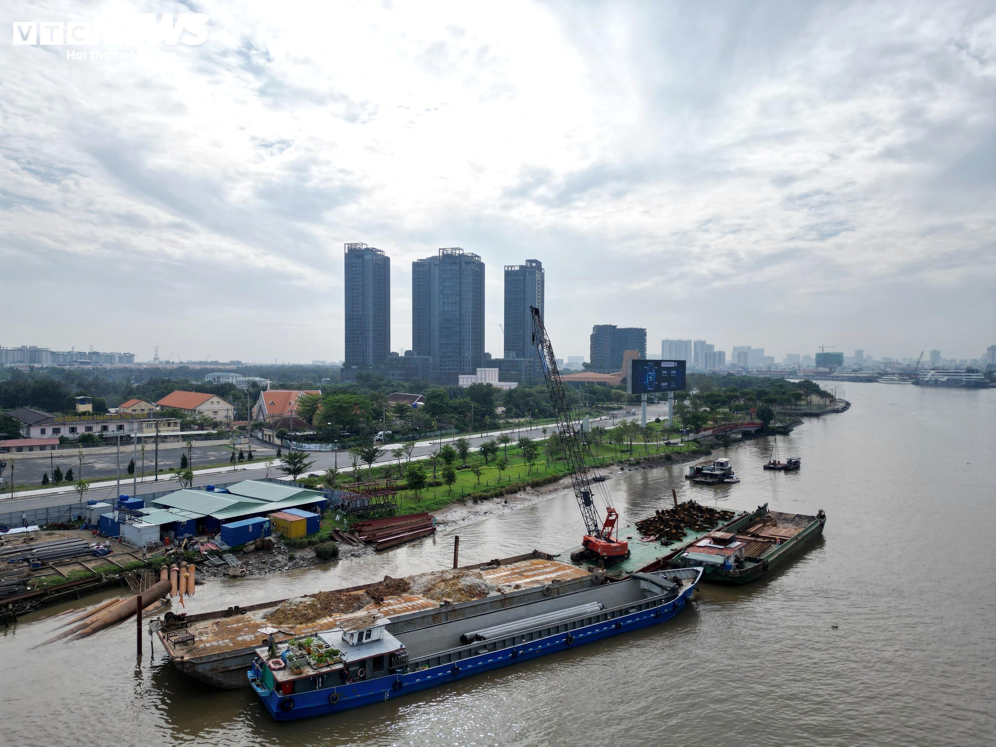 Cầu đi bộ nghìn tỷ qua sông Sài Gòn dần lộ diện sau 9 tháng thi công - Ảnh 10