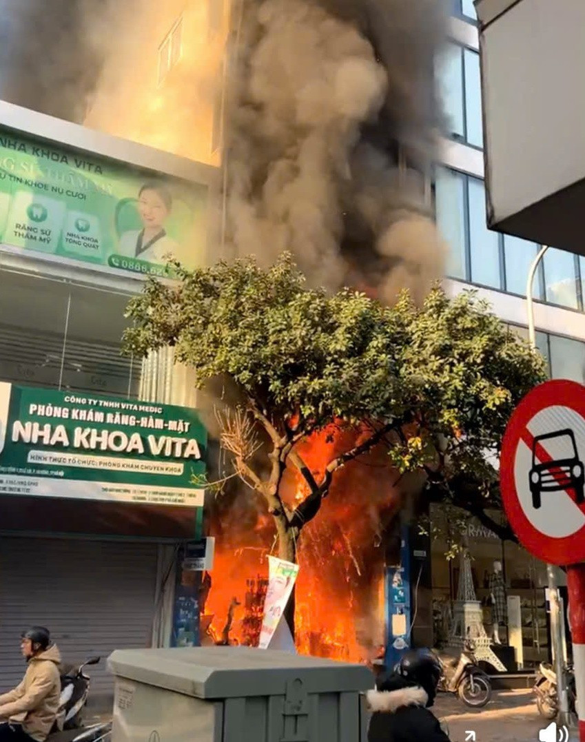 Hà Nội: Ngôi nhà cao tầng trên phố Lê Lợi bốc cháy ngùn ngụt, có người mắc kẹt - Ảnh 1