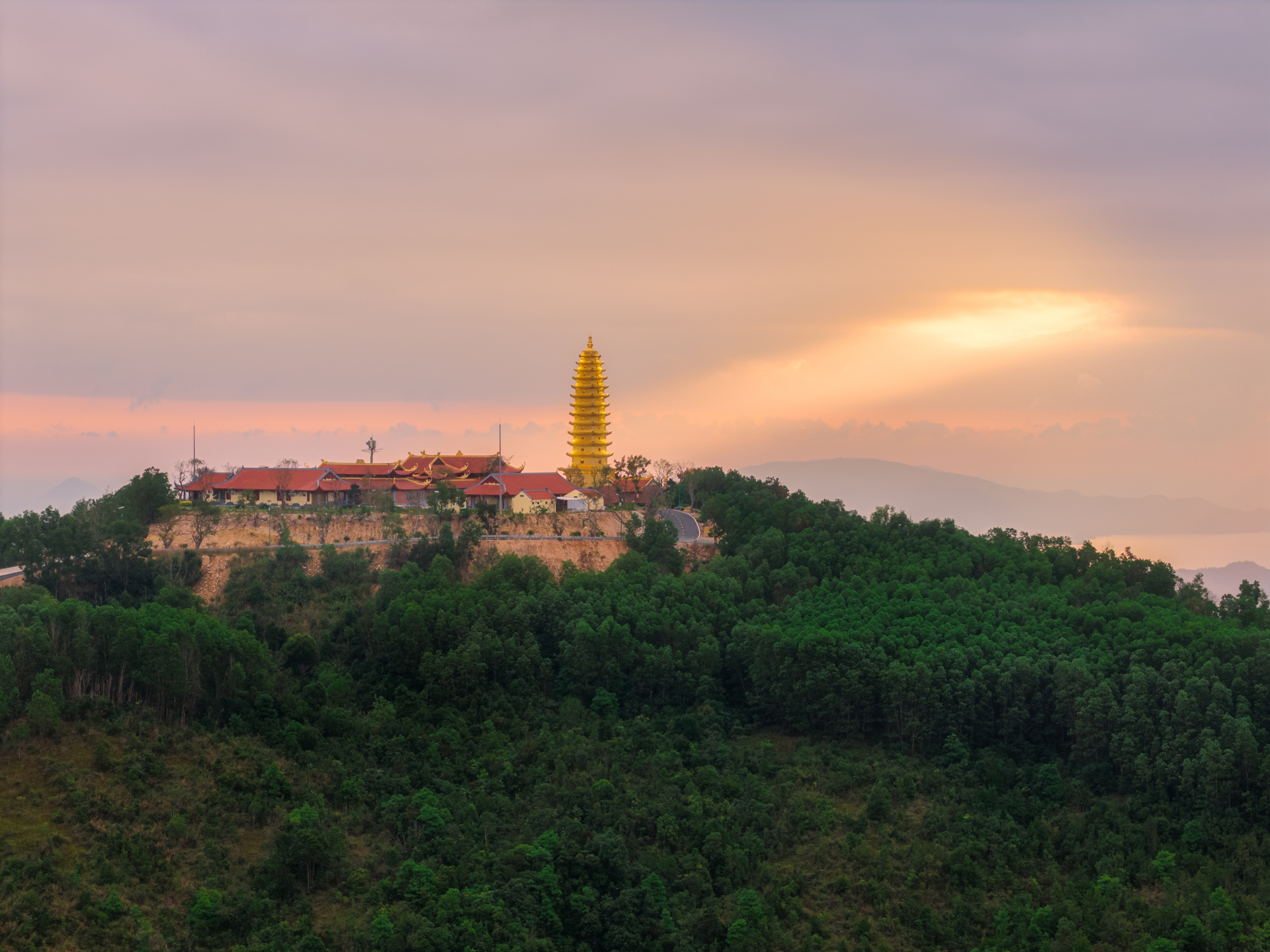 Việt Nam có tiên cảnh: Ngôi chùa rộng 1.000 ha trên núi Chín Khúc - nơi con trai tỷ phú Phạm Nhật Vượng làm lễ Hằng thuận - Ảnh 4
