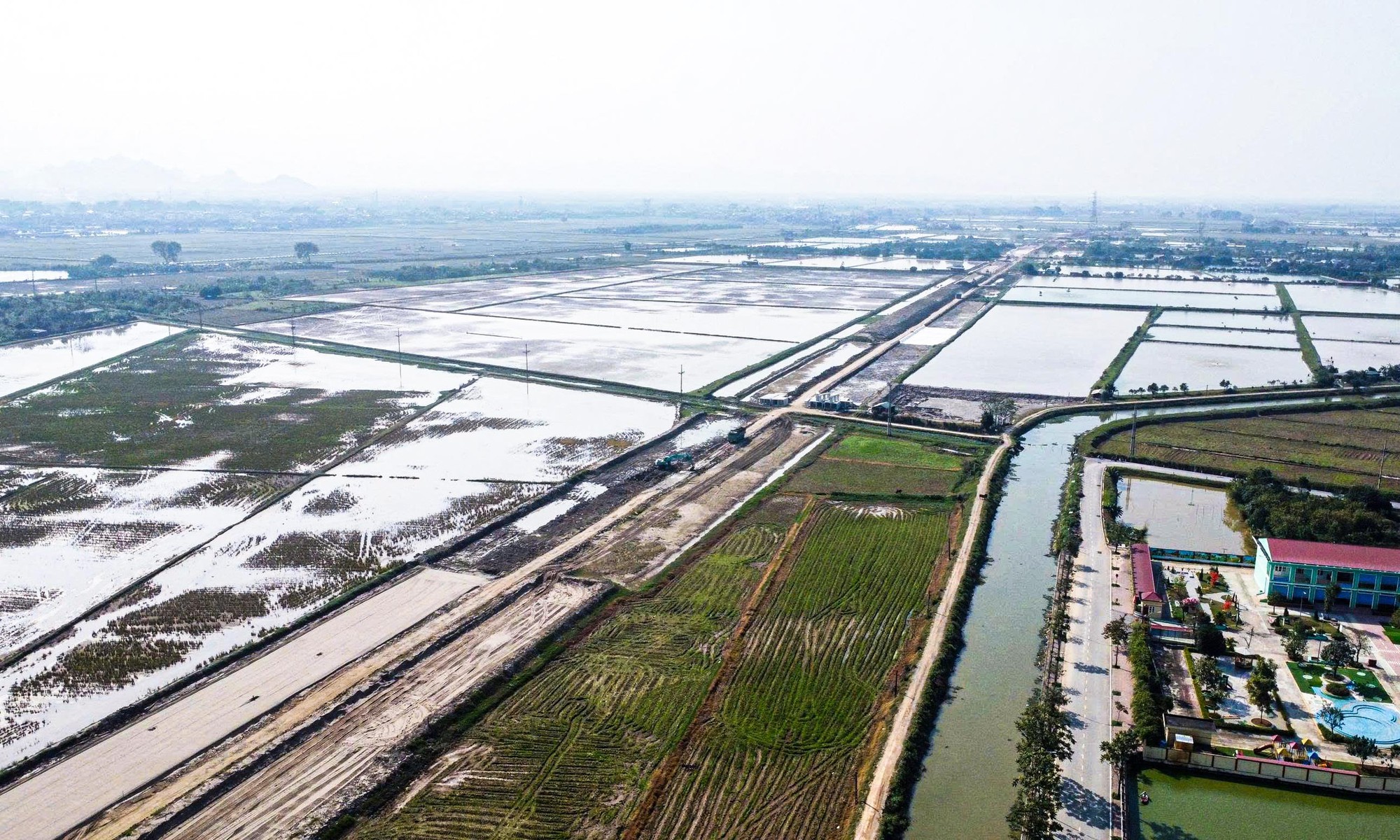 Đường trục phía Nam tăng tốc, chuẩn bị thông xe thêm 7km dịp Tết Nguyên đán - Ảnh 1