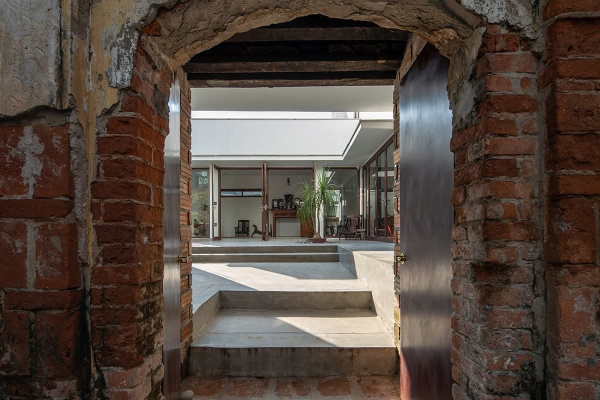 Ngôi nhà với chiếc cổng đặc biệt ở làng Ngọc Hồi - Ảnh 1