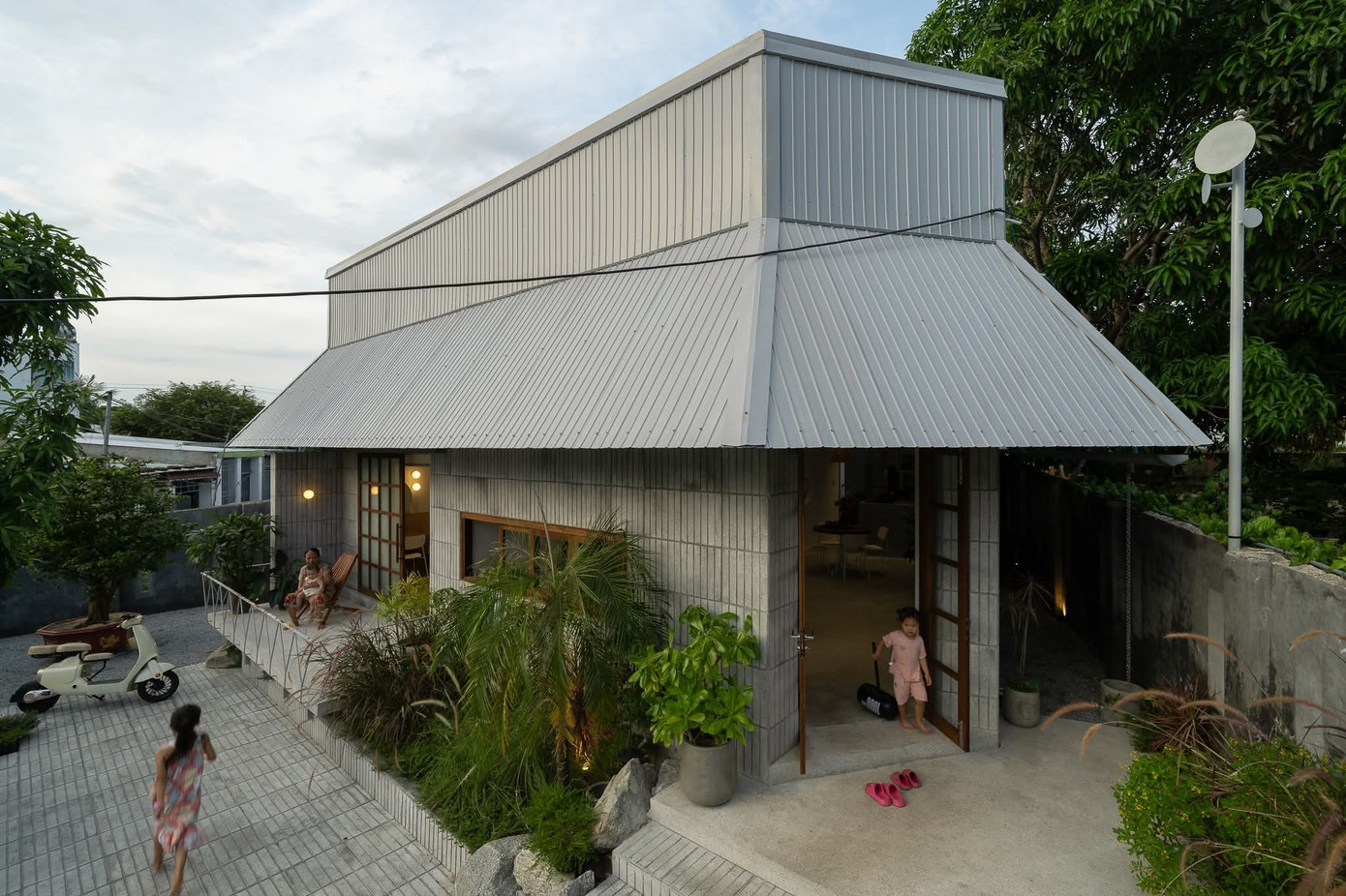 Ngôi nhà 80m2 có thiết kế đội nón thú vị - Ảnh 1