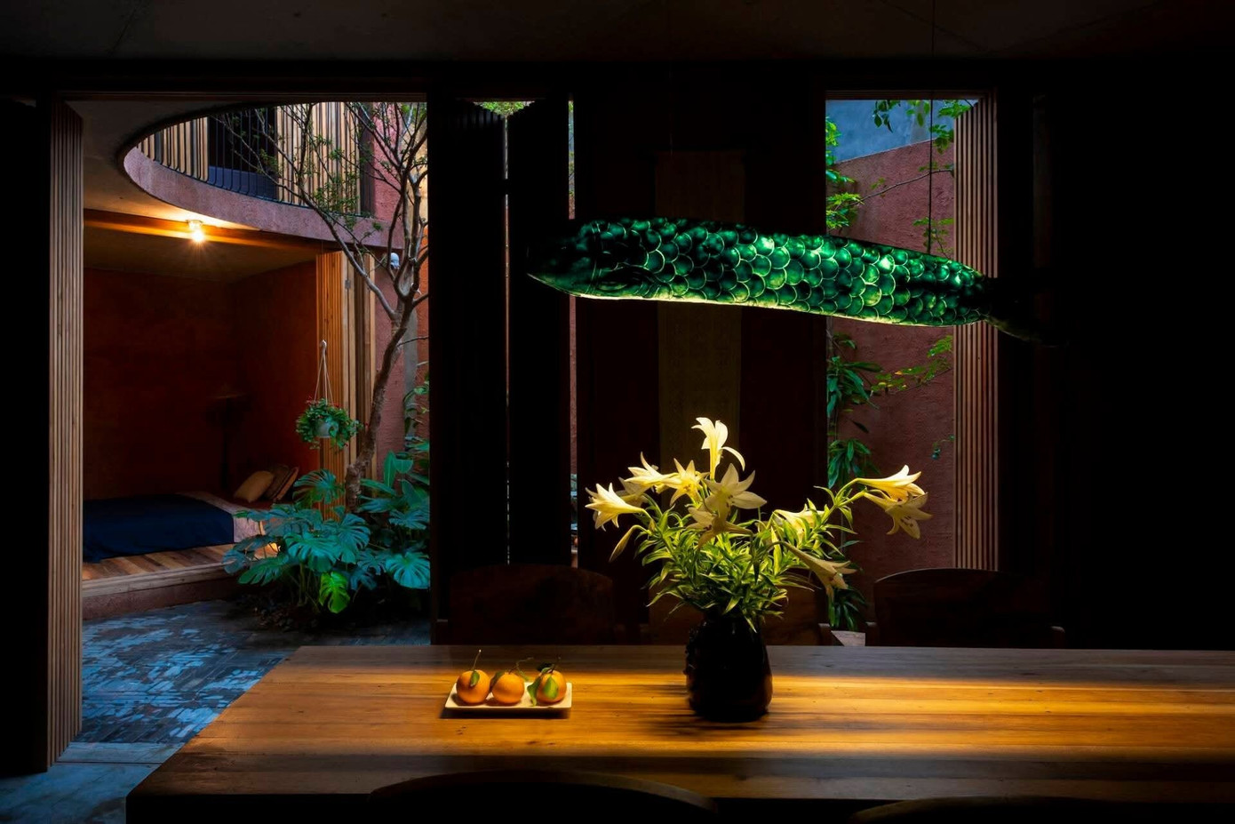 Ngôi nhà ẩn trong ngõ cho gia chủ đắm mình giữa thiên nhiên - Ảnh 9