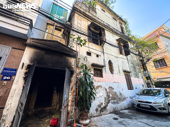 Cháy nhà trọ ở Hà Nội: Hàng xóm kể phút phá cửa, bắc thang cứu người - Ảnh 1