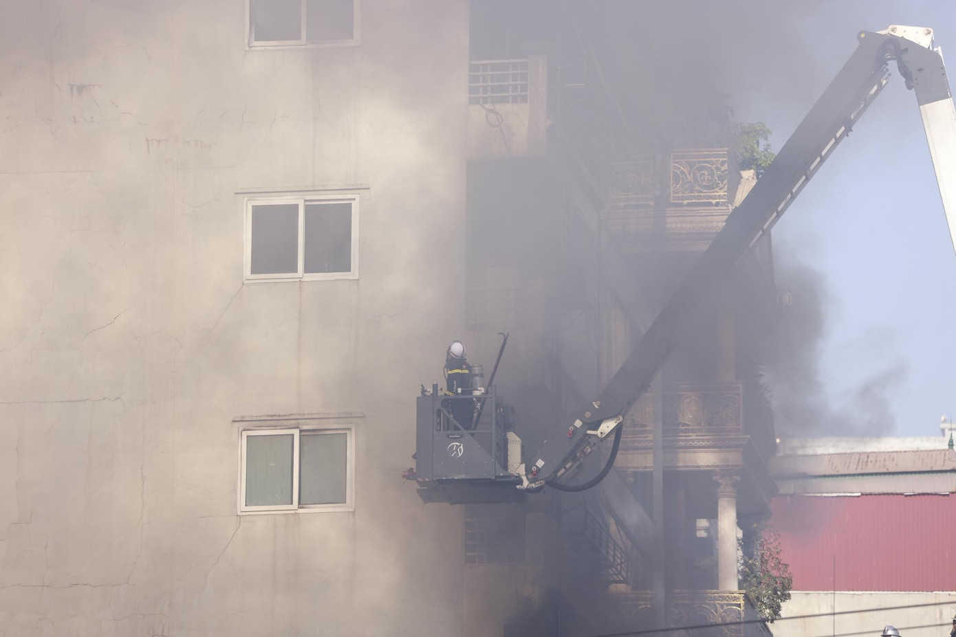 Hà Nội: Ngôi nhà cao tầng trên phố Lê Lợi bốc cháy ngùn ngụt, có người mắc kẹt - Ảnh 4