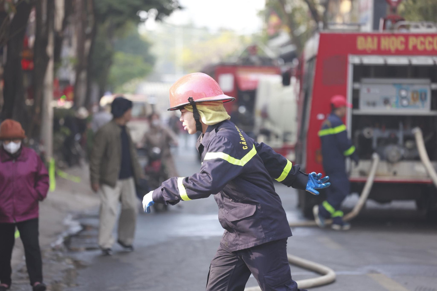 Hà Nội: Ngôi nhà cao tầng trên phố Lê Lợi bốc cháy ngùn ngụt, có người mắc kẹt - Ảnh 6