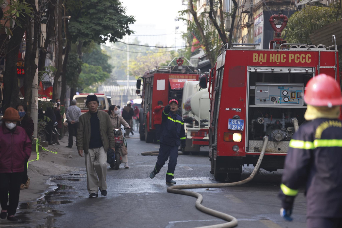 Hà Nội: Ngôi nhà cao tầng trên phố Lê Lợi bốc cháy ngùn ngụt, có người mắc kẹt - Ảnh 7