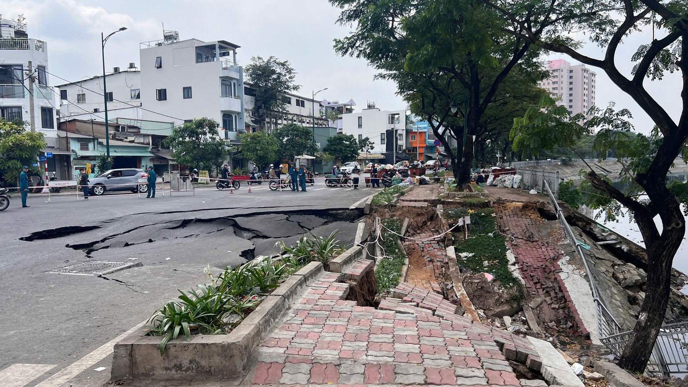 Sau tiếng động lớn, cả đoạn đường dài gần 50m ‘biến mất’ - Ảnh 1