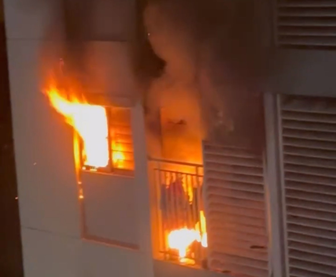 Cháy chung cư ở TP.HCM lúc rạng sáng, ba mẹ con bị thương nặng - Ảnh 1