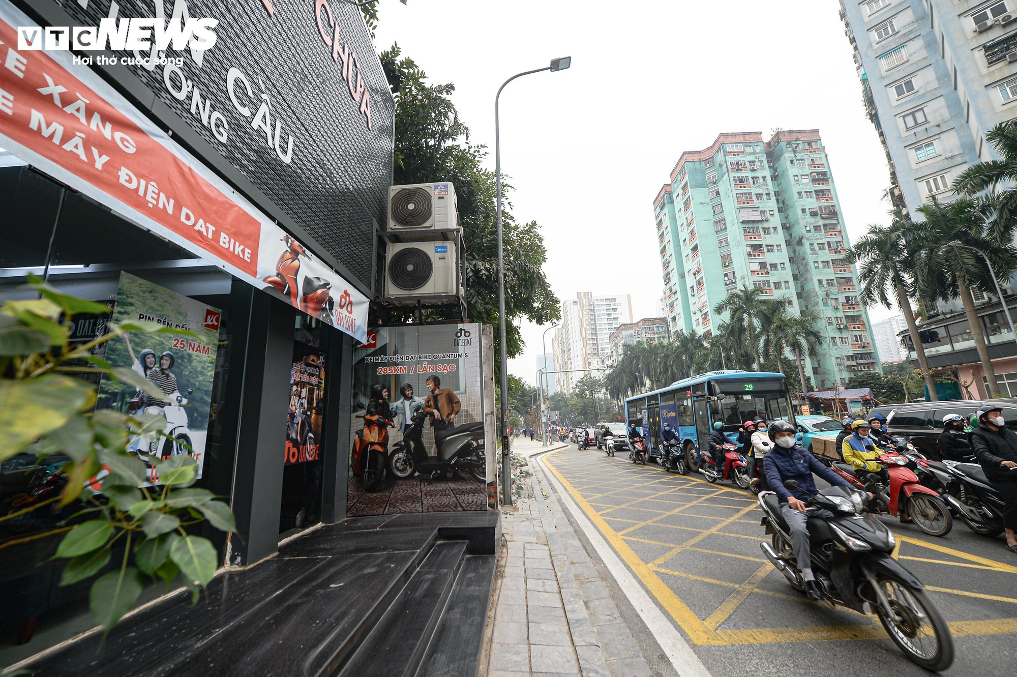 Sau gần 1 tháng xén vỉa hè, 'điểm đen' ùn tắc Lê Văn Lương thay đổi ra sao? - Ảnh 13