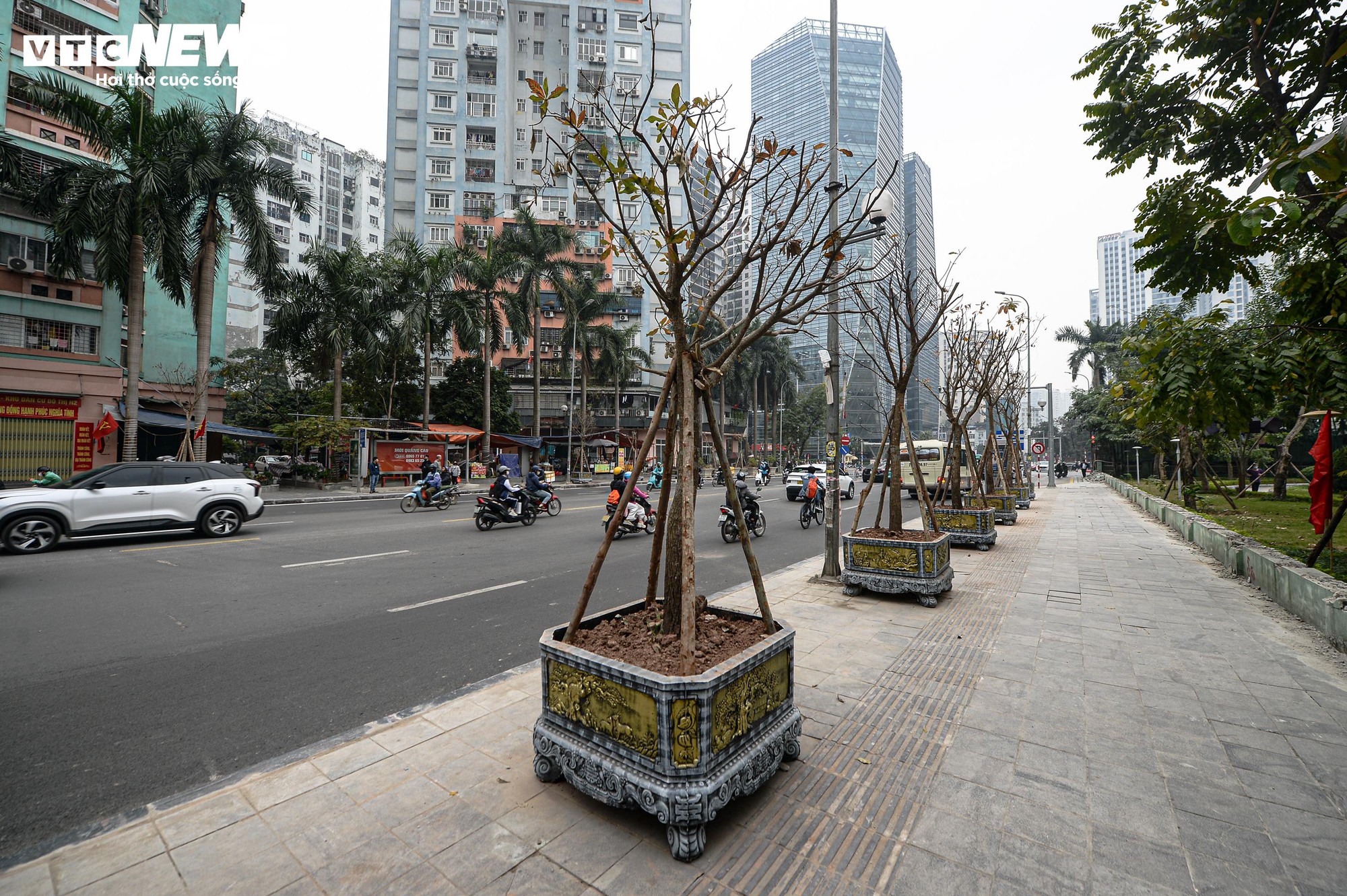 Sau gần 1 tháng xén vỉa hè, 'điểm đen' ùn tắc Lê Văn Lương thay đổi ra sao? - Ảnh 14