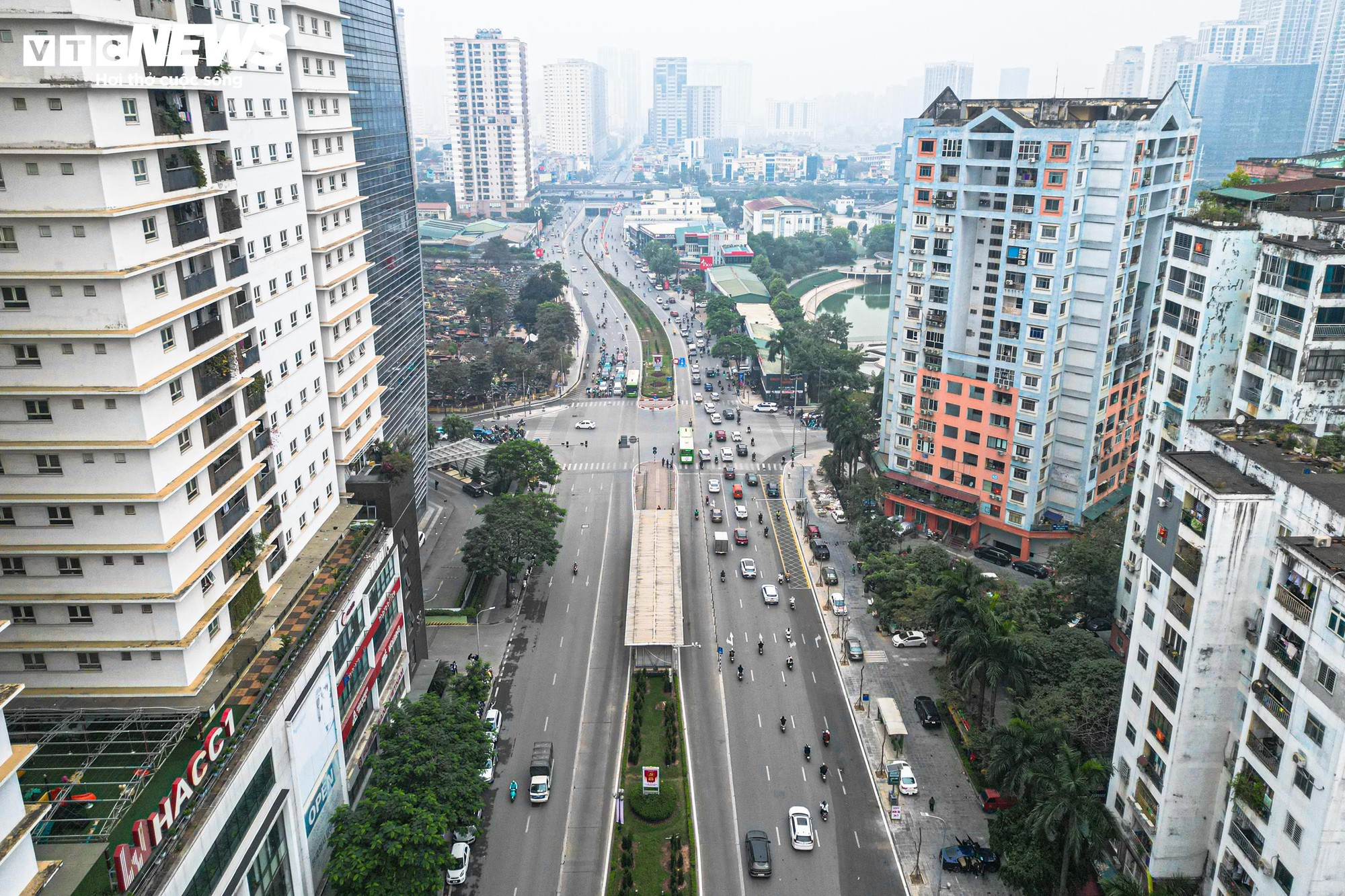 Sau gần 1 tháng xén vỉa hè, 'điểm đen' ùn tắc Lê Văn Lương thay đổi ra sao? - Ảnh 2