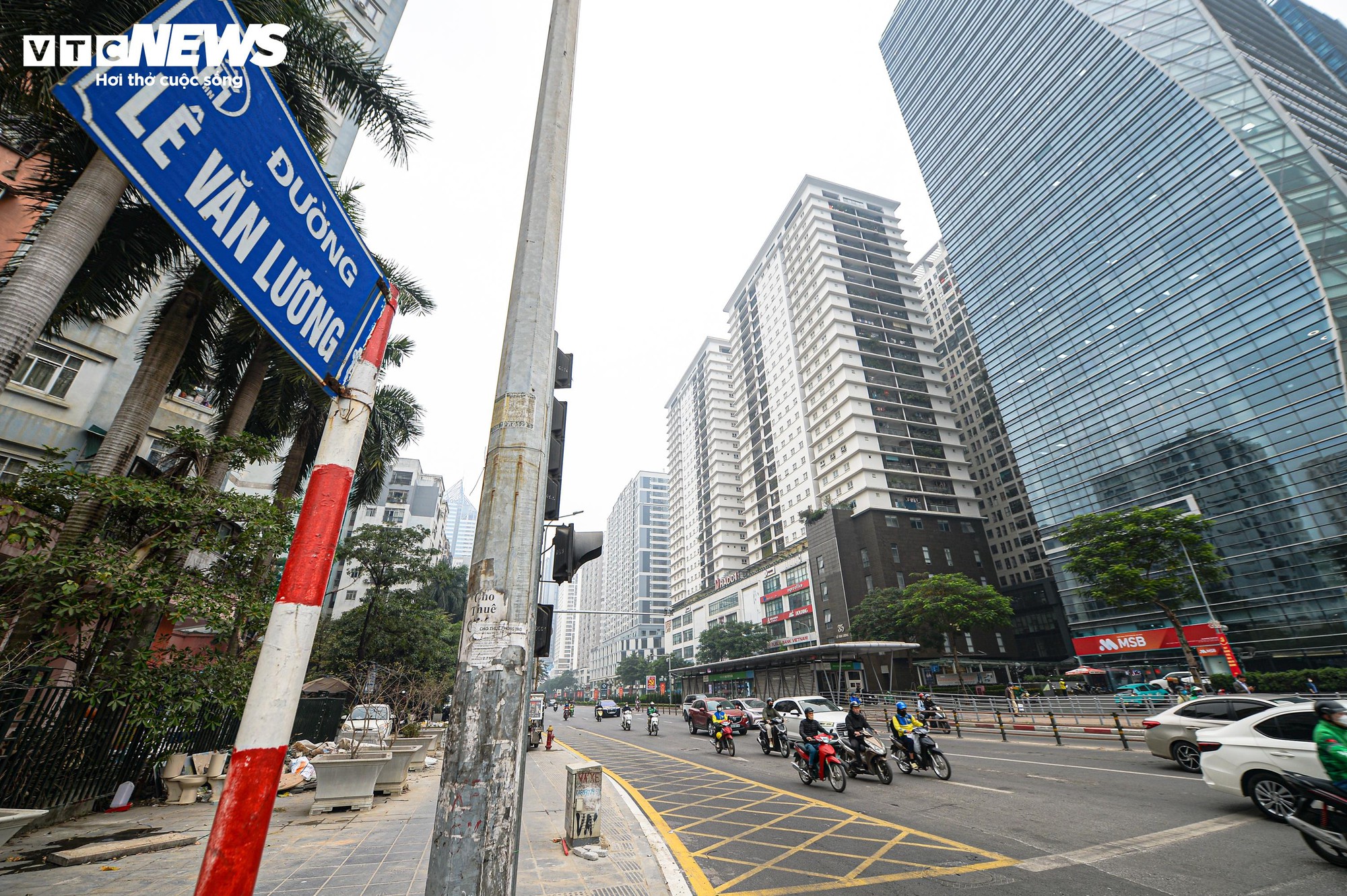 Sau gần 1 tháng xén vỉa hè, 'điểm đen' ùn tắc Lê Văn Lương thay đổi ra sao? - Ảnh 6