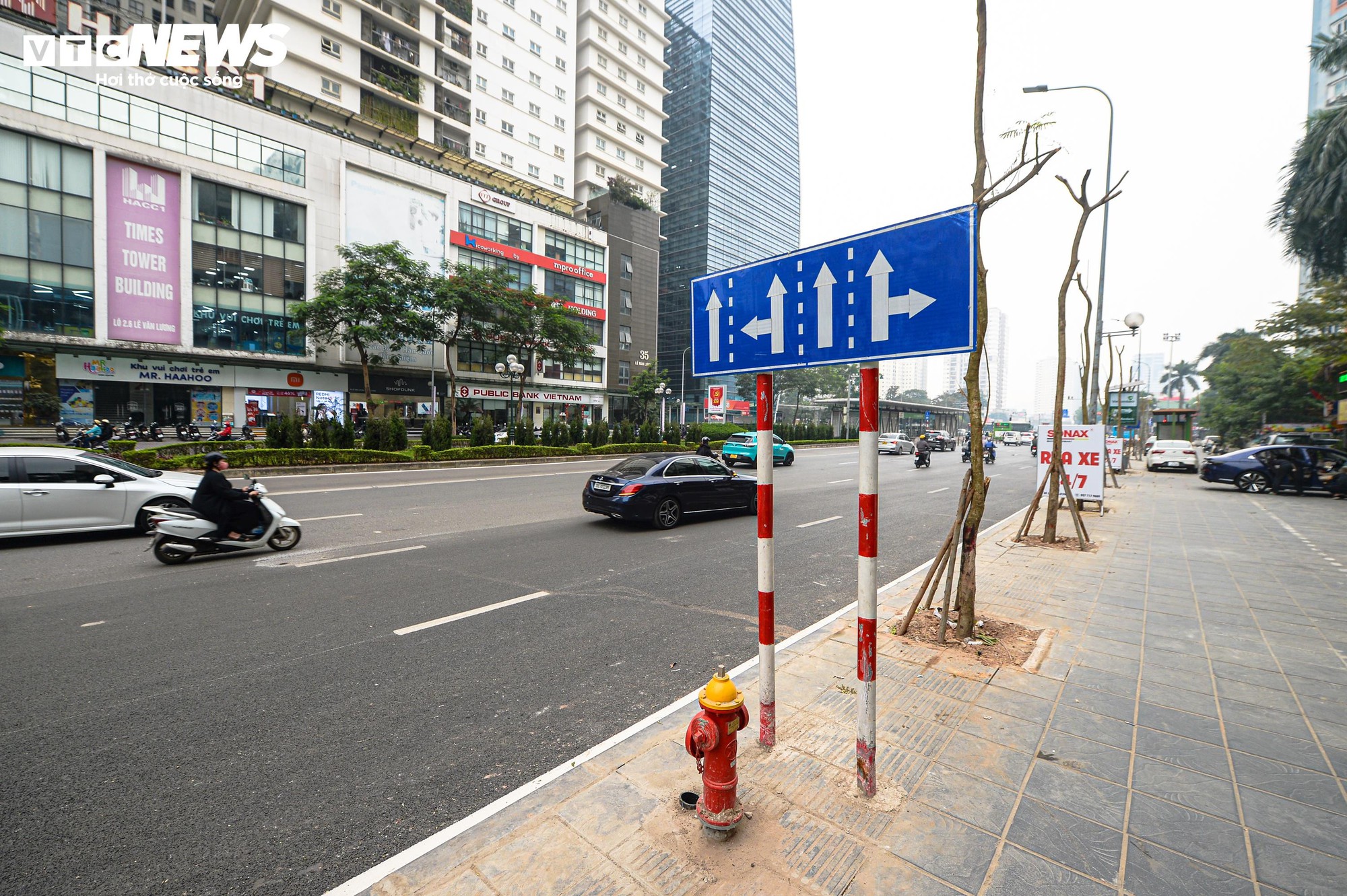 Sau gần 1 tháng xén vỉa hè, 'điểm đen' ùn tắc Lê Văn Lương thay đổi ra sao? - Ảnh 7