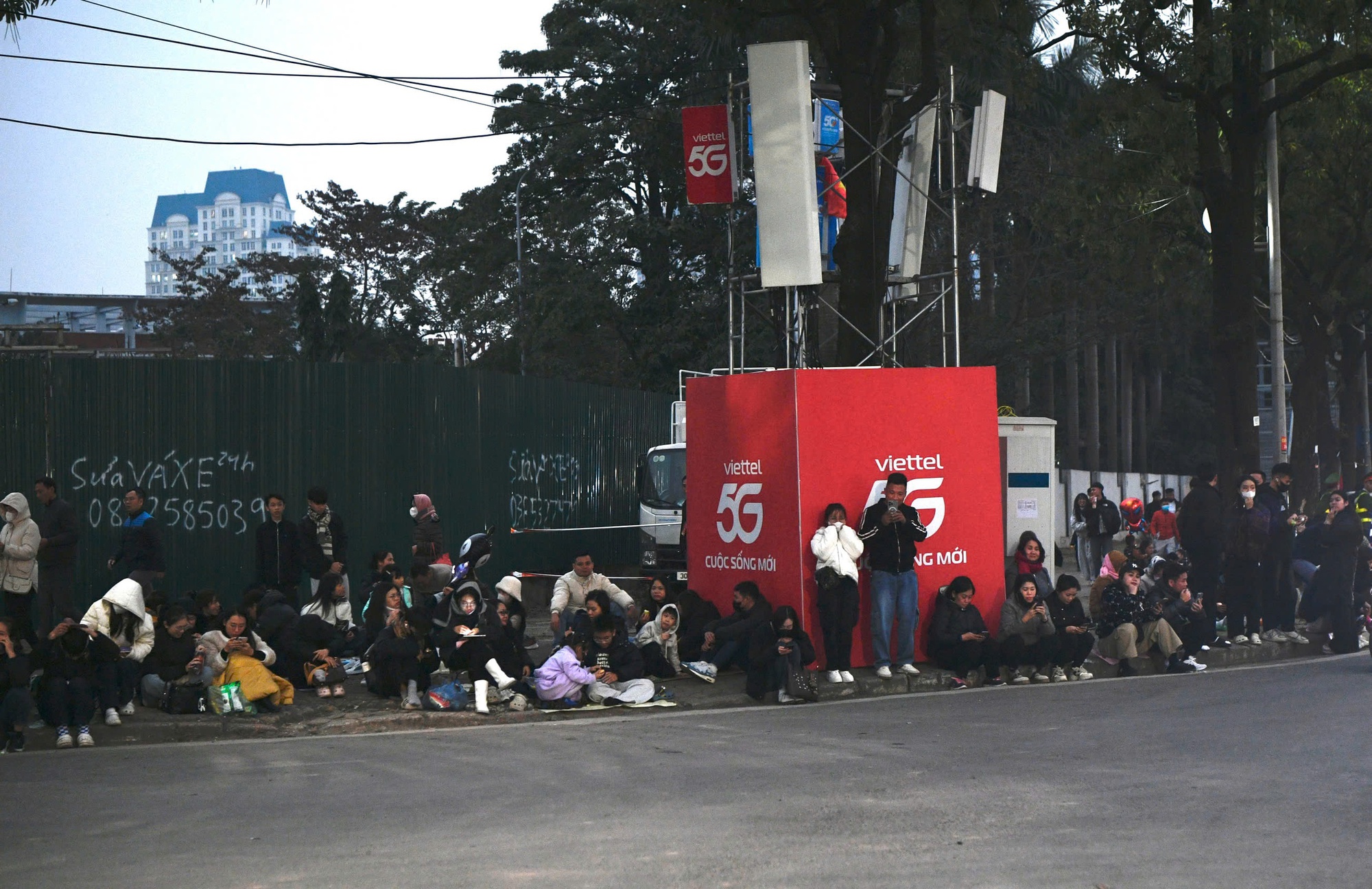 Nóng nhất Hà Nội hôm nay: Sun Group chuẩn bị 950 giàn phun, 4.400 ống pháo hỏa thuật cùng 4.600 pháo hoa nổ tầm cao, sẵn sàng cho “concert pháo hoa quốc gia” - Ảnh 11