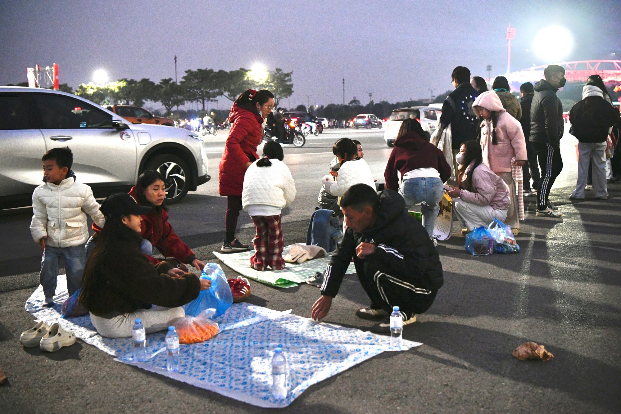 Nóng nhất Hà Nội hôm nay: Sun Group chuẩn bị 950 giàn phun, 4.400 ống pháo hỏa thuật cùng 4.600 pháo hoa nổ tầm cao, sẵn sàng cho “concert pháo hoa quốc gia” - Ảnh 9