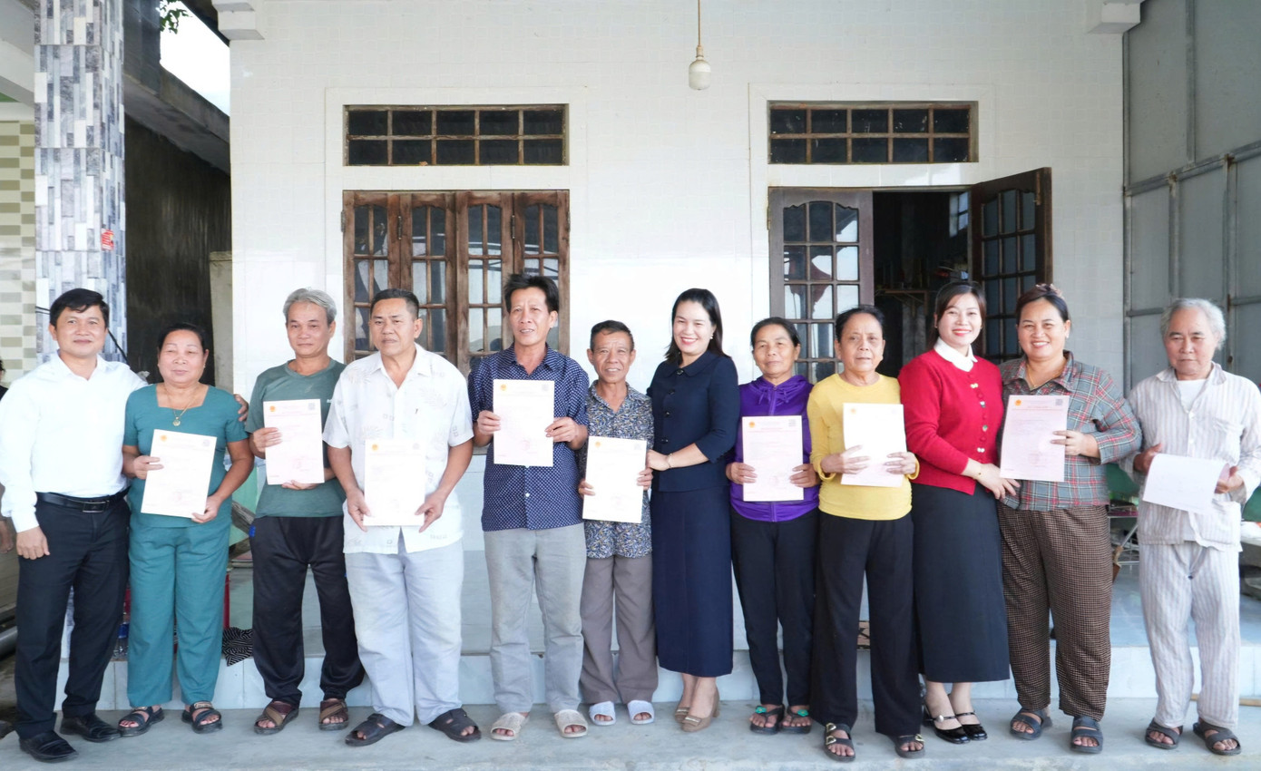 Xã cùng lúc cấp hàng loạt ‘sổ đỏ’ cho dân sau gần 20 năm chờ đợi - Ảnh 8