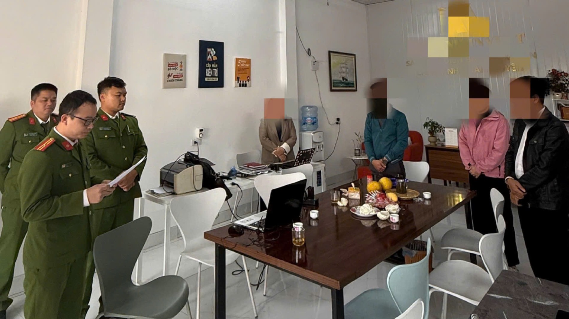 Phát hiện nhóm môi giới làm giả giấy tờ mua bán 300 căn nhà ở xã hội - Ảnh 2