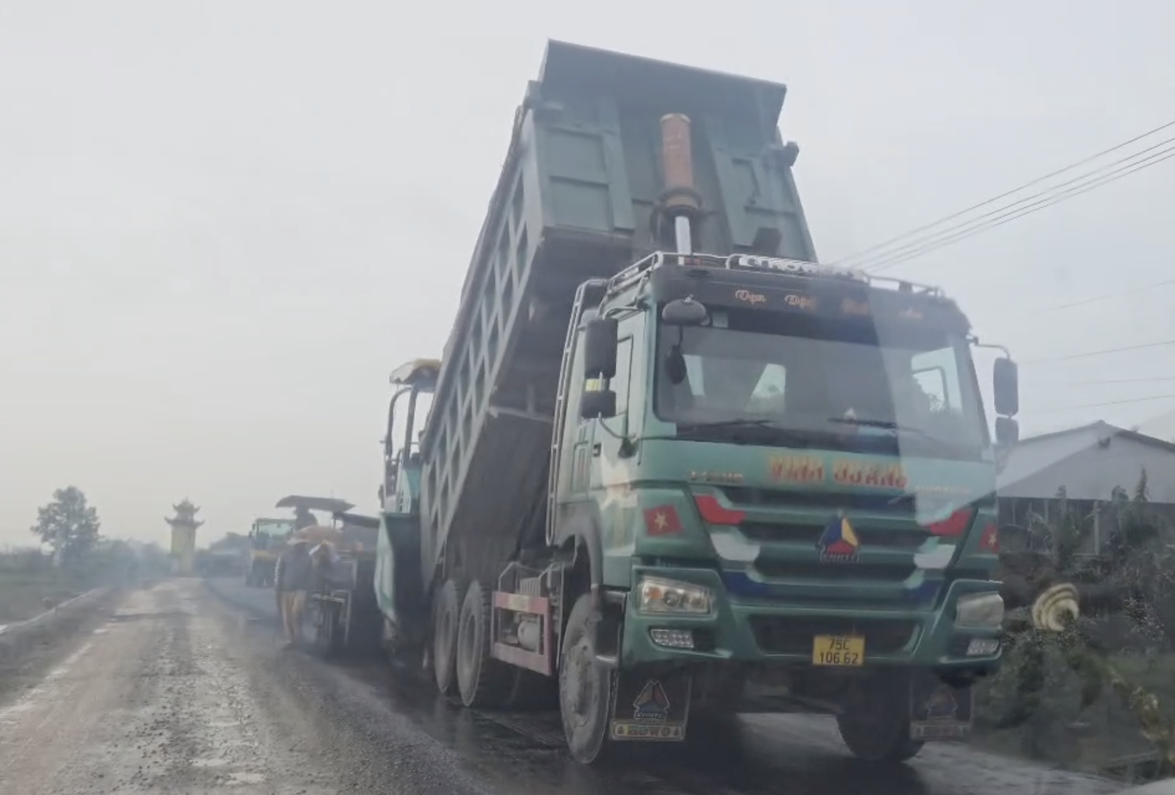 Thảm nhựa gặp trời mưa, nhà thầu ở Huế phải tăng  thời hạn bảo hành - Ảnh 1