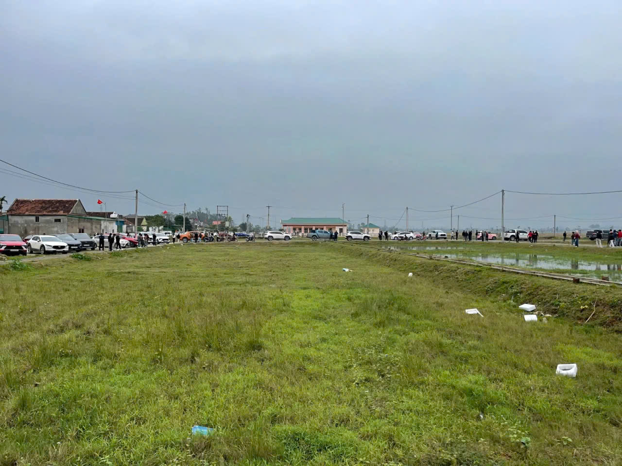 Ô tô đậu kín đường làng "săn đất" sau khi có thông tin quy hoạch khu công nghiệp - Ảnh 1